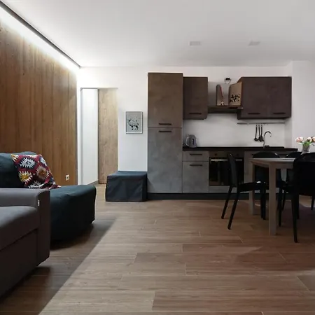 5 Laghi / Luxapt / Town Centre Apartment *